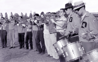 L-R on Right: Cliff Von Zuben (baritone), Rick Scanlon, Paul Mosley, De la Salle practicing (Toronto Waterfront, 1960)
Photo by Don Daber
Keywords: 1960