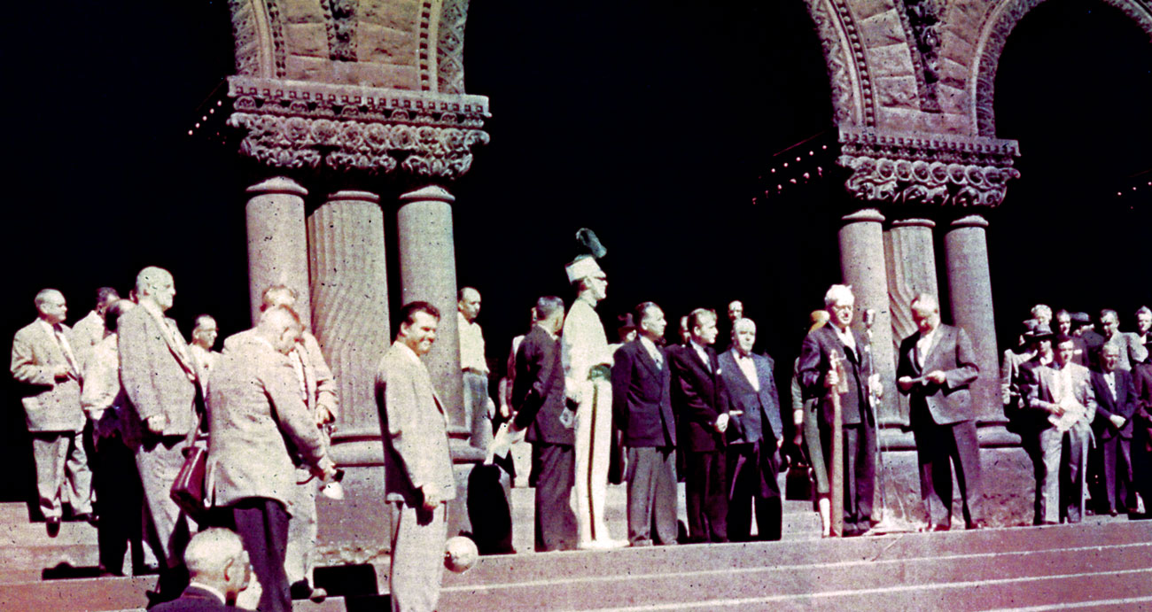 Presentation of the City of Toronto Flag (1958)